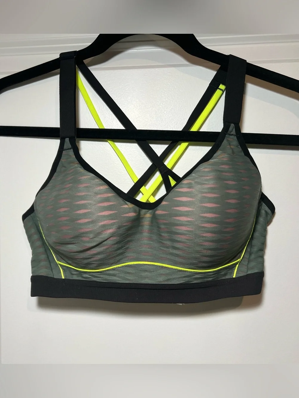 Victoria's Secret VSX Incredible Underwire Sports Bra in size 32C